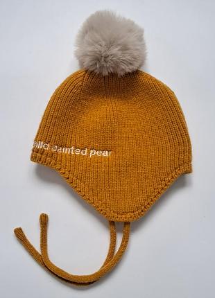 Симпатичная шапка с бубоном на завязках
