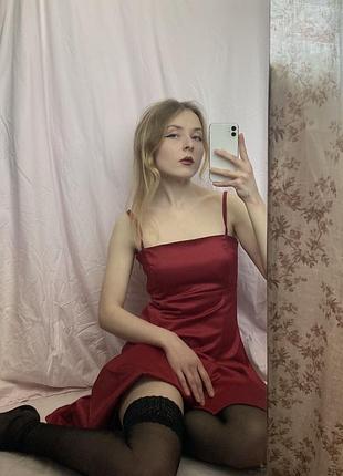 Атласна червона сукня
