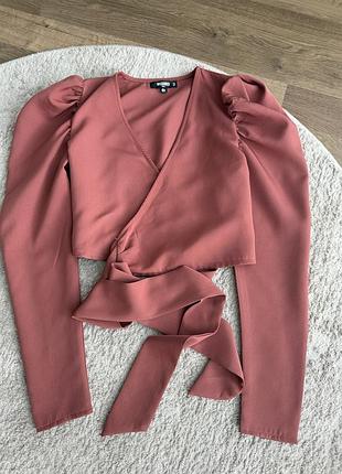 Коричнева блуза на запах з рукавами буфами