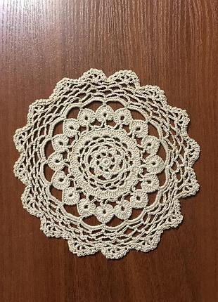 Серветка ажурна вязана крючком 17*17см