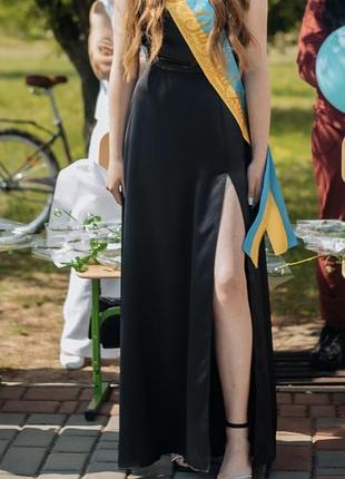 Продаю свою випускну сукню. розмір м, на мій зріст 167 ідеально.ціна: 3000 + торг