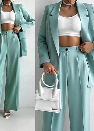 Легкий класичний жіночий костюм