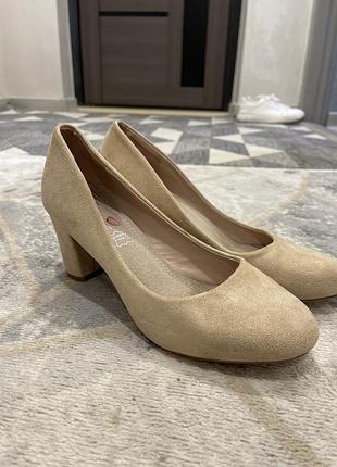 Зручні туфлі замшеві