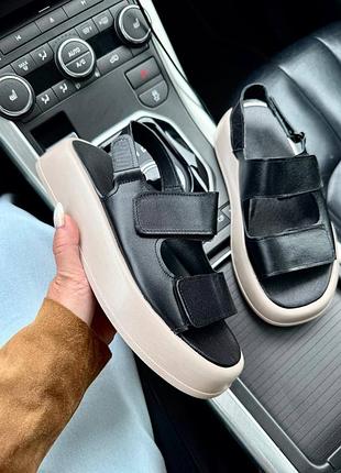 Удобные черные кожаные босоножки на двух липучках и бежевой подошве