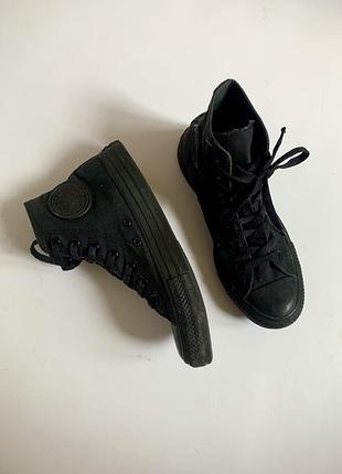 Високі чорні кеди converse