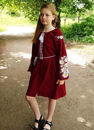 Детское вышитое платье на бордовом льне.