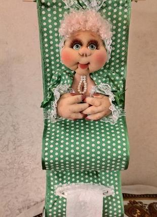 Интерьерная кукла для красивого хранения туалетной бумаги.
скульптурный текстиль.