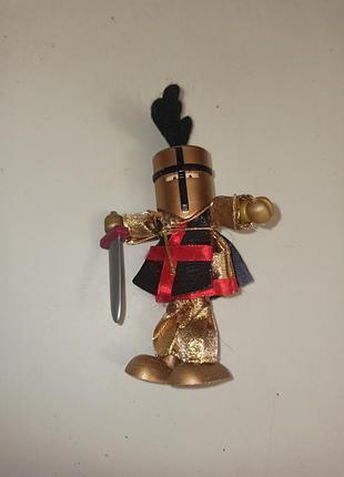 Фигурка деревянная средневекового рыцаря в золотых обладках от le toy van