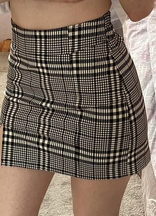 Коротка спідниця bershka в клітинку з розрізом, на застібці, чорно-біла, сіра