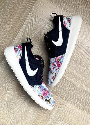 Кросівки nike roshe run з квітковим принтом