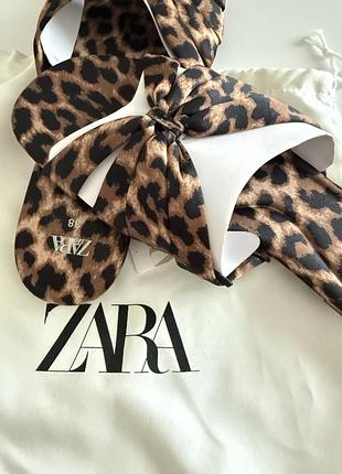 Zara шльопанці лео ( на вузеньку ніжку)5 фото