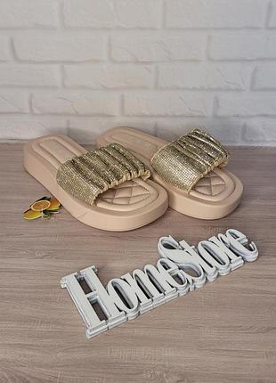 Рожеві жіночі шльопанці зі стразами