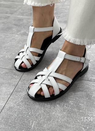 Білі шкіряні босоніжки