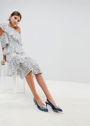 Элегантное платье миди на одно плечо с рюшами