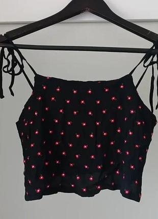 Черный топ в цветы