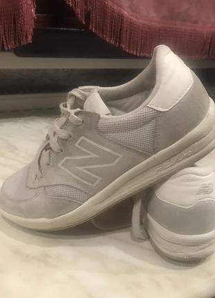 Кросівки жіночі