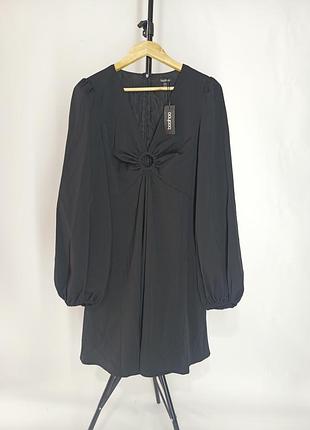 Романтична чорна сукня розміру plus size
з відкритим декольте та пишним и рукавчиками