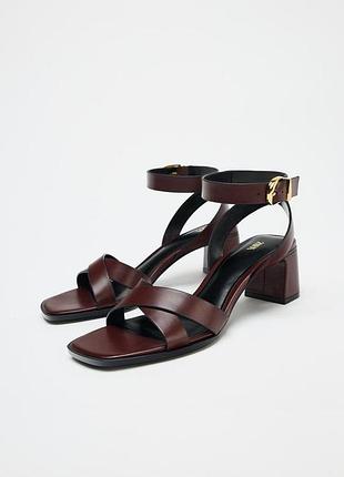 Босоножки на широких каблуках с пряжкой zara