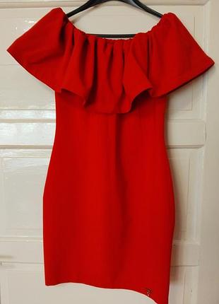 Красное платье