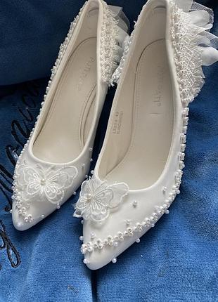 Атласні весільні туфлі poti pati на шпильці з ніжними 3d квітами та кристалами