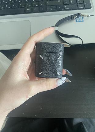 Чехол на apple airpods 1 та 2 поколеній. чорний, в гарному стані, новий.