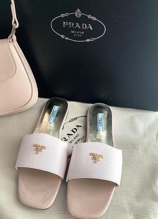 Жіночі шльопанці prada