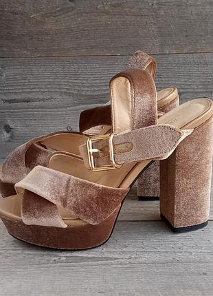 Женские велюровые босоножки коричневые бежевые толстый высокий каблук, платформа стрипа