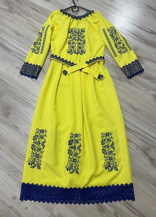 Вишиванка, вишита сукня  в патріотичному кольорі