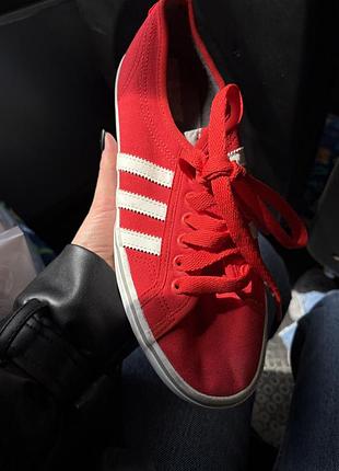 Кросівки adidas , стан нових, трендова модель
