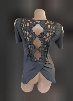 Футболка с кружевом на спине и открытыми плечами женская