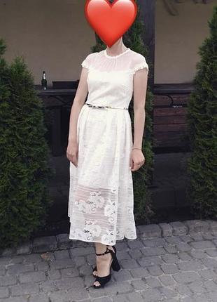 Біла сукня з мереживом та сіткою на плечах