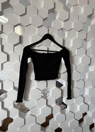 Топ з відкритими плечима