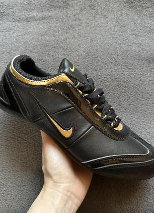 Новые женские кроссовки