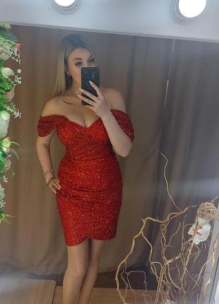 Червона випускна сукня
