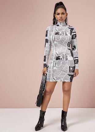 Сукня водолазка з газетним принтом