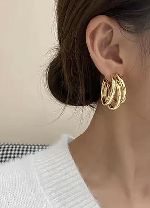 Элегантные золотистые серьги-кольца в стиле old money, сережки кольца золото