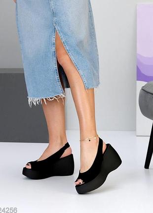 Вечірні жіночі босоніжки танкетка в чорному кольорі натуральна замша, на гумці новинка 2025 на вихід