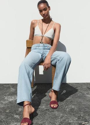 Замшевые босоножки на невысоких каблуках