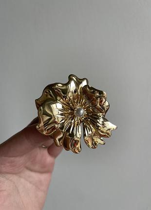Металева брошка золота квітка з перлиною