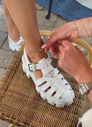 ▪️босоніжки прада жіночі білі чорні сандалі з ремінцем висока танкетка платформа шкіряні (еко шкіра)