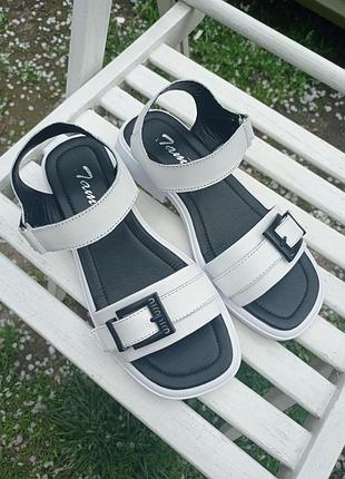 Белые кожаные босоножки декорированы пряжкой,низкий ход, босоножки кожа