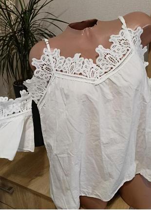 Белая летняя блуза с кружевом на плечах