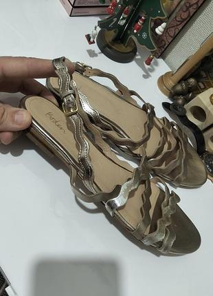 Фірмові жіночі босоніжки baden