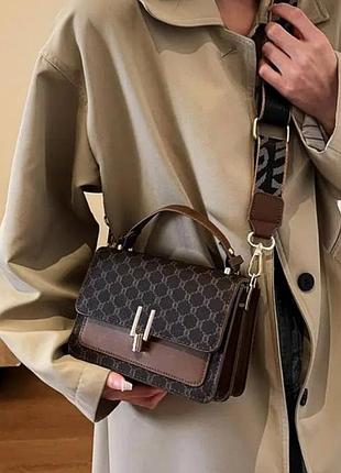 Компактная и стильная сумка из эко-кожи.