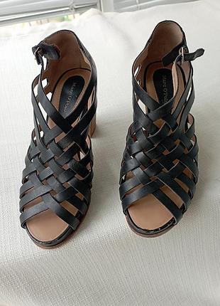 Кожаные босоножки на высоком каблуке с закрытой пяткой
нюанс на останньому фото