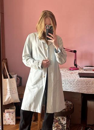 Плащ ніжного кольору