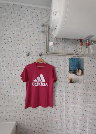 Футболка adidas.