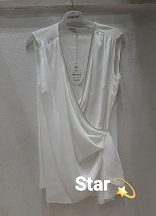 Ошатна жіноча блуза білого кольору зі стразами
