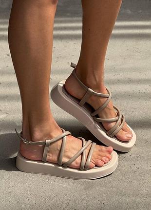 Жіночі босоніжки з камінцями