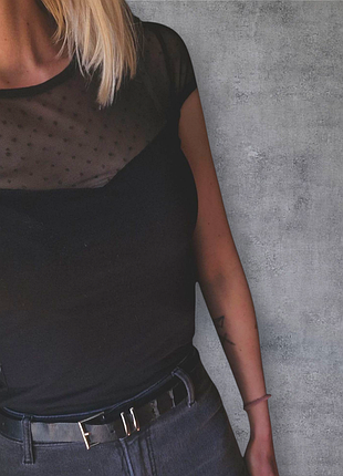 Футболка женская черная с сеткой в горошек terranova